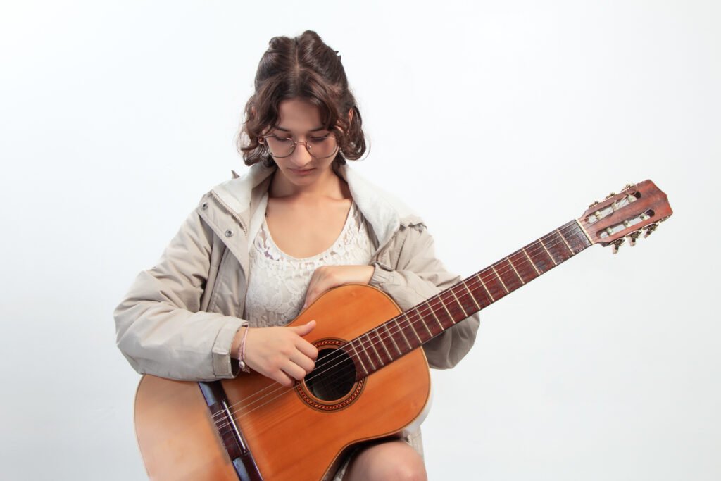 el dominio de la técnica en la mano derecha es indispensable para saber como lograr una buena interpretación en la guitarra